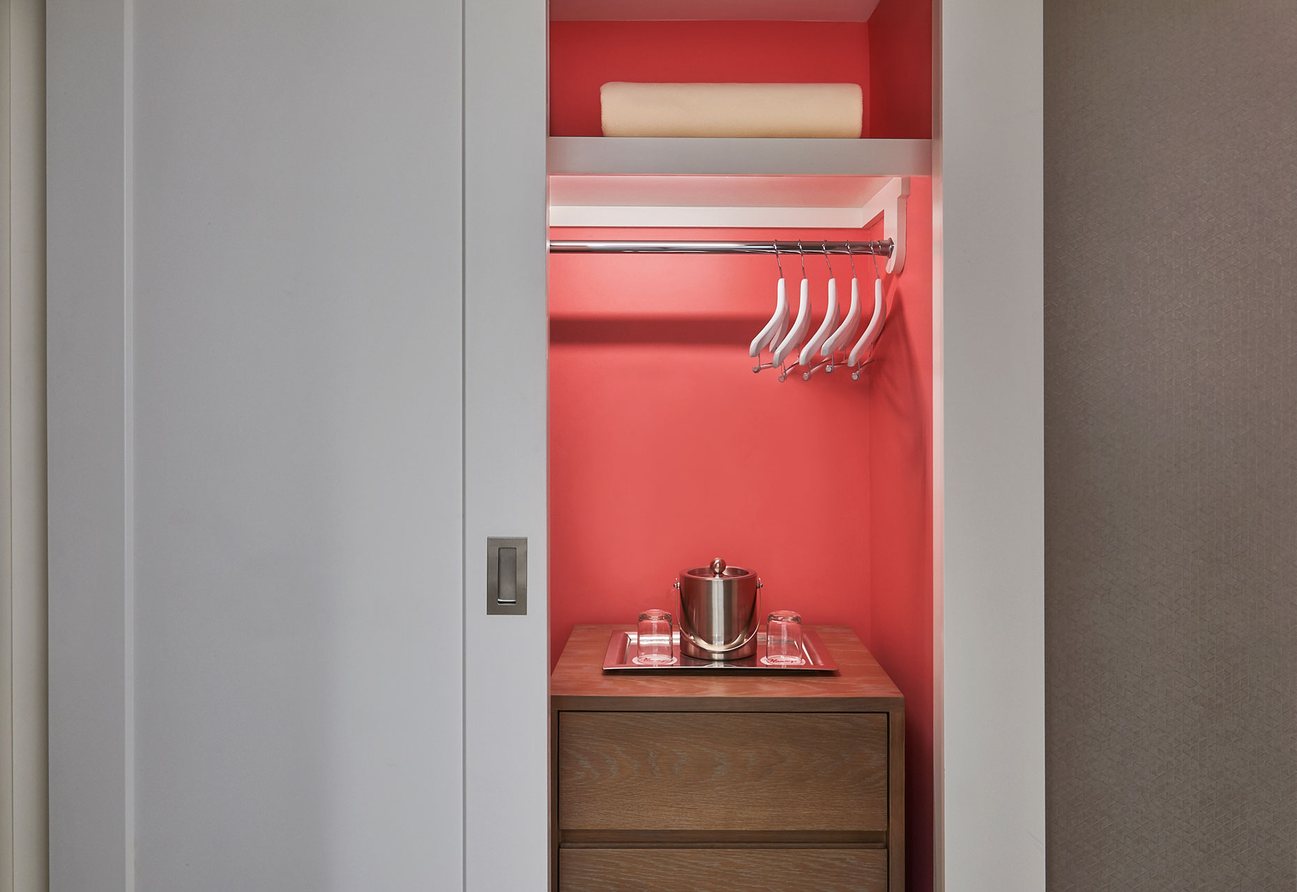 THE-FLAMINGO-ROOM-27164-Closet